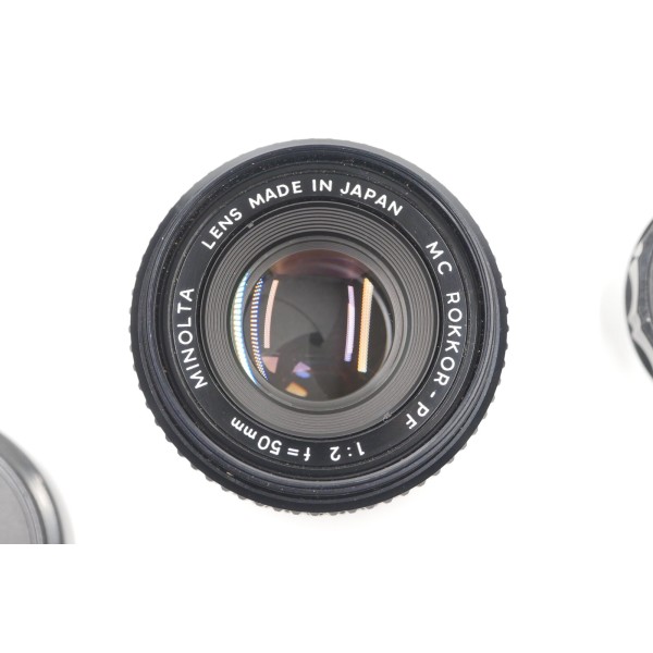 MINOLTA MC Rokkor-PF 50mm f/2 Standardobjektiv mit Front- und Rückdeckel