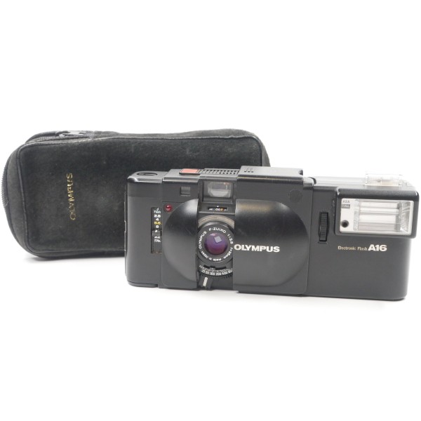 Olympus XA mit A16 Blitzgerät –Analoge 35mm Kompaktkamera mit Originaltasche –Gebraucht